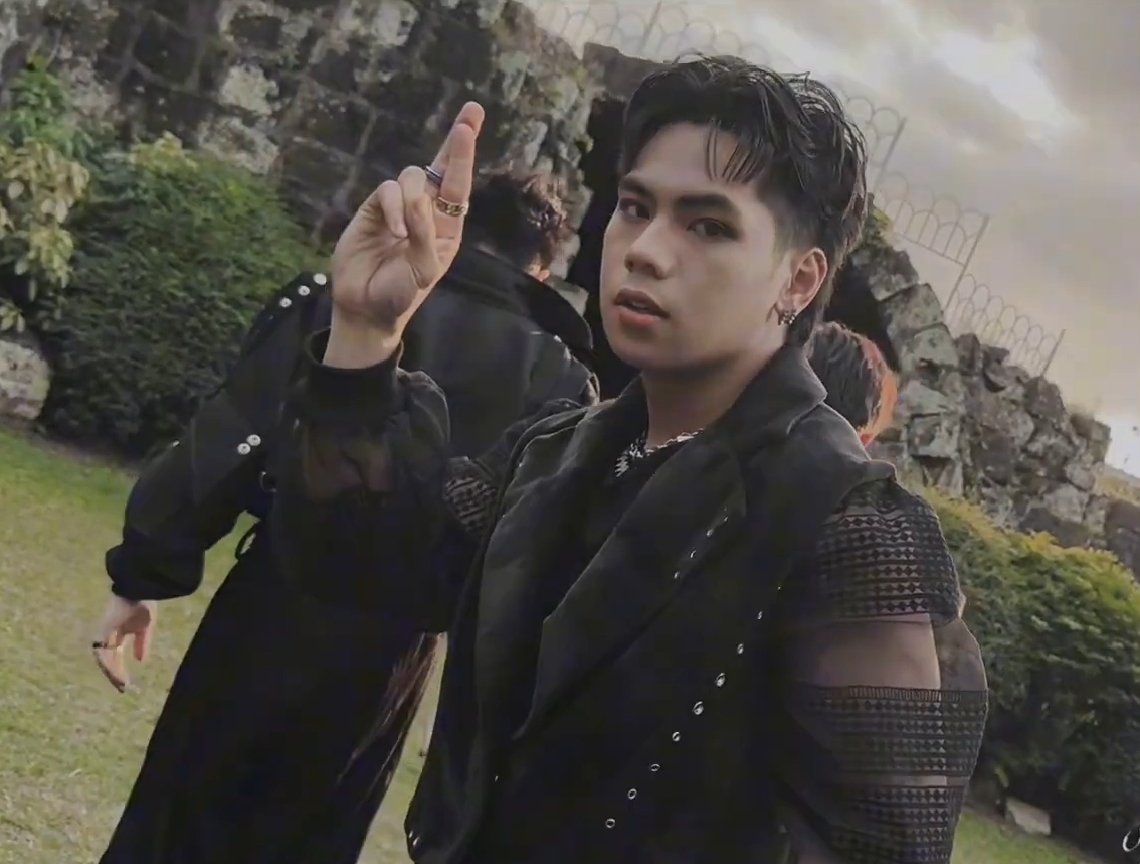 sunkissedorenji's tweet photo. magdodomain expansion ka ba boss?

ALAM MO BA MV TEASER
@1stoneOfficial #1stOne
#1stOne_AlamMoBa #DareToSeeTheShow https://t.co/yNRBCSTs3w