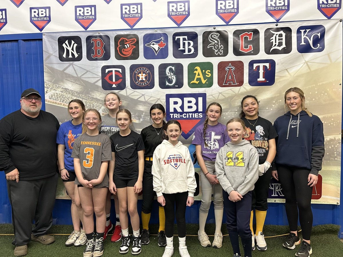 We missed sharing this gem &amp; thought this was the appropriate day to throwback to our 𝙍𝘽𝙄 𝙏𝙍𝙄-𝘾𝙄𝙏𝙄𝙀𝙎 𝙎𝙤𝙛𝙩𝙗𝙖𝙡𝙡 𝘾𝙖𝙢𝙥! ✨ 

Huge thanks to everyone who participated and made it such a memorable experience! 

#BeEliteBeSeen #SoftballFamily #TBT 

🔴🥎🔵