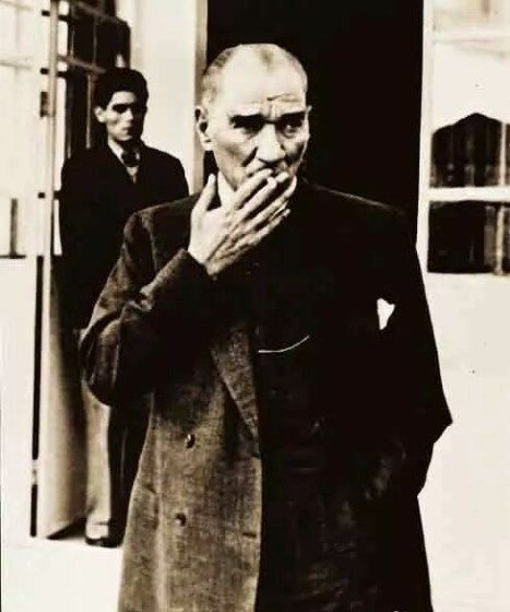 Hanedana dönüşemeyecekler. Ülkeyi oğullarından ya da soyundan birine yönettiremeyecek. Padişah sorgulanamazdı ve bir tek Allah'a hesap verirdi ama artık, günü geldiğinde, yargıya da hesap verebilirler.

Sen değil, onlar korksun diye savaşan şu adamın değerini anlayabiliyor musun?