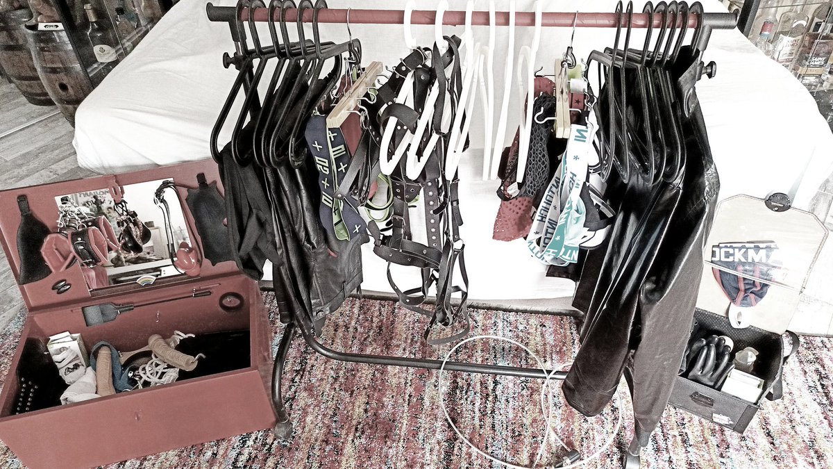 Merlinkarotz's tweet photo. Coffre à jouets et dressing pour soumis au Repère - en cours de finalisation #gaynantes #domi44 #sm44 #gay44 #sexnantes #nantesgay #gay https://t.co/Sg1dAiXfc8