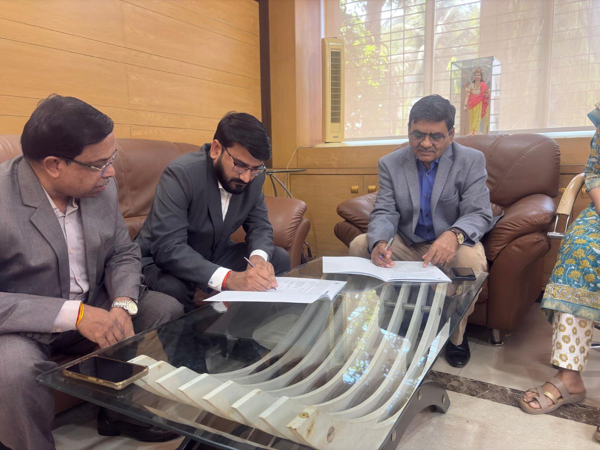 BVDU Poona College of Pharmacy signs MoU with ImageProVision Tech Pvt. Ltd., Pune to boost Industry-Academia collaboration in teaching &amp; research. Present: Mr. Suhas Yewale, Mr. Anil Pandey, Dr. Atmaram Pawar, Dr. Varsha Pokharkar, Dr. Vividha Dhapte, Dr. Sharvil Patil.