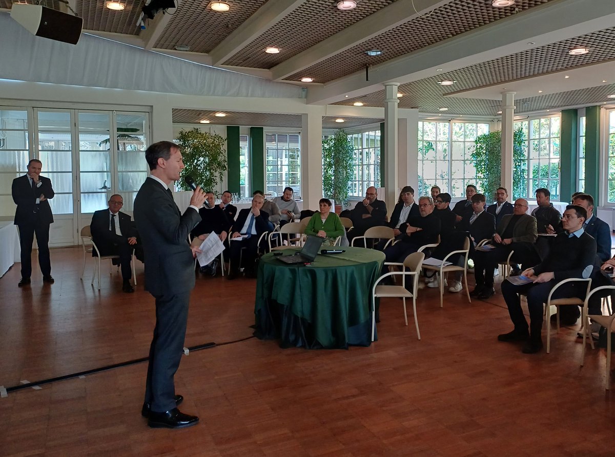 ConsLomb's tweet photo. Il Presidente del @ConsLomb ha partecipato all'incontro "Intelligenza Artificiale in Arena: trend, opportunità e sfide", promosso da #MBCircle allo #SportingClub #Monza.
@FRomani_ : "L’#intelligenzaartificiale porta con sé sfide inedite a cui dobbiamo sapere dare delle risposte”. https://t.co/74s5j9C8yi