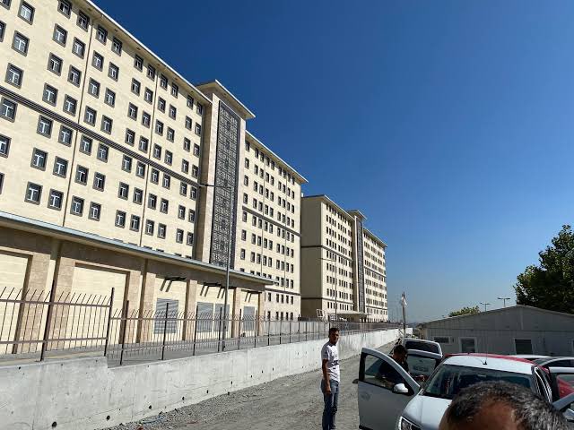 solcugazeteX's tweet photo. İstanbul Avcılar'daki Halil İnalcık KYK Kız Yurdu'nda, 20 Mart gecesi bir erkek şahsın elini kolunu sallayarak yurda girip odalara kadar ulaştığı, bir öğrenciyi taciz edip başka bir öğrencinin cüzdanını çaldığı iddia edildi. https://t.co/c8ZACzkGTY