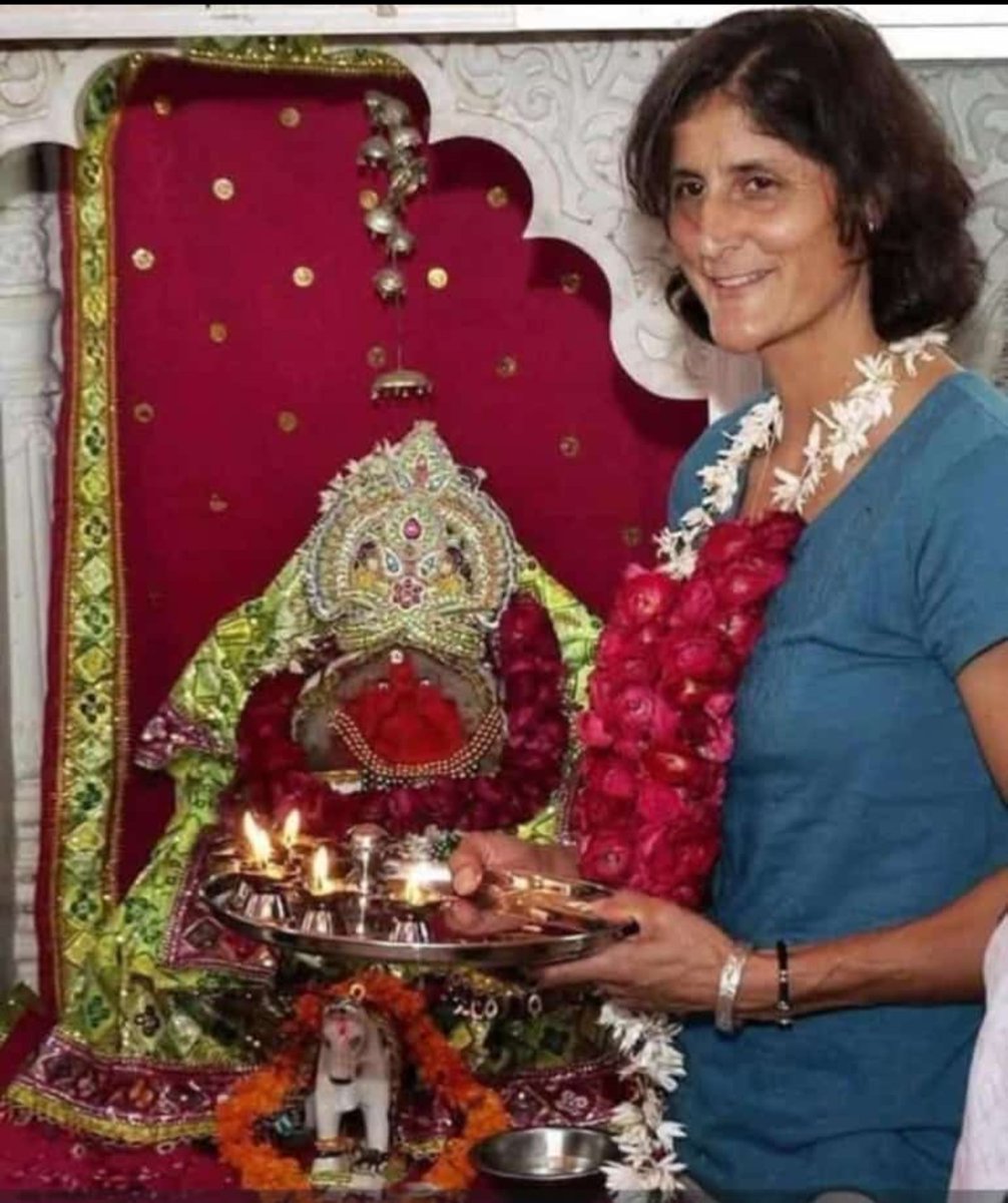 सुनीता विलियम्स एक भारतीय मूल की अमेरिकी अंतरिक्ष यात्री हैं। उनके पिता दीपक पांड्या भारतीय मूल के है l जिनका पैतृक गांव गुजरात के मेहसाणा जिले के झूलासण गांव है । उन्होंने अंतरिक्ष में रहते हुए भगवद गीता और हनुमान चालीसा का रोजाना पाठ किया है।
#अंतरिक_परी