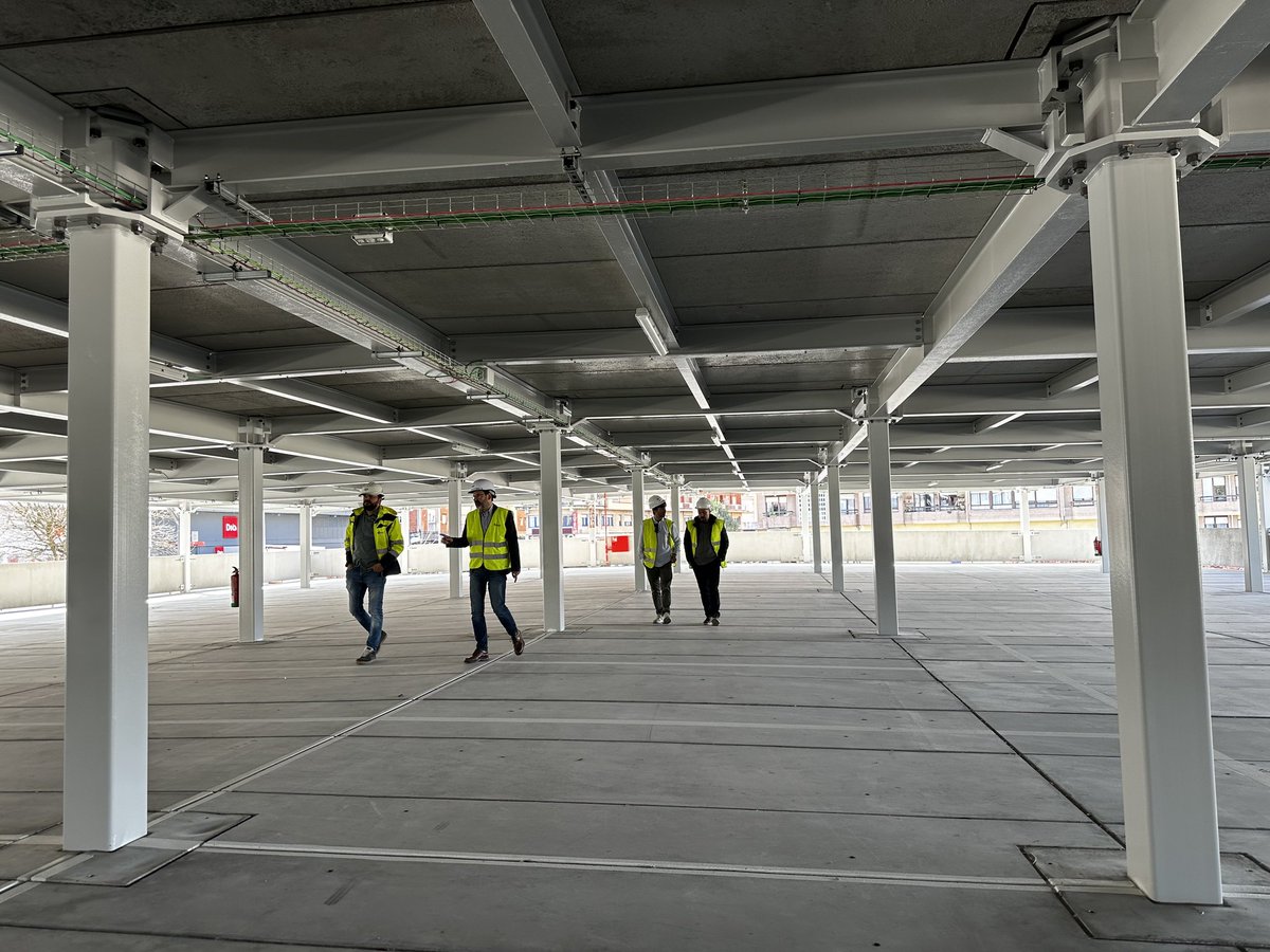 539 plazas distribuidas en 4 plantas y otras 100 en en el exterior, donde hemos plantado 39 árboles. Los trabajos avanzan y ya está más próxima la apertura de una importante inversión en #LaCarmencita con la que damos respuesta a la necesidad de aparcamiento en #Torrelavega.