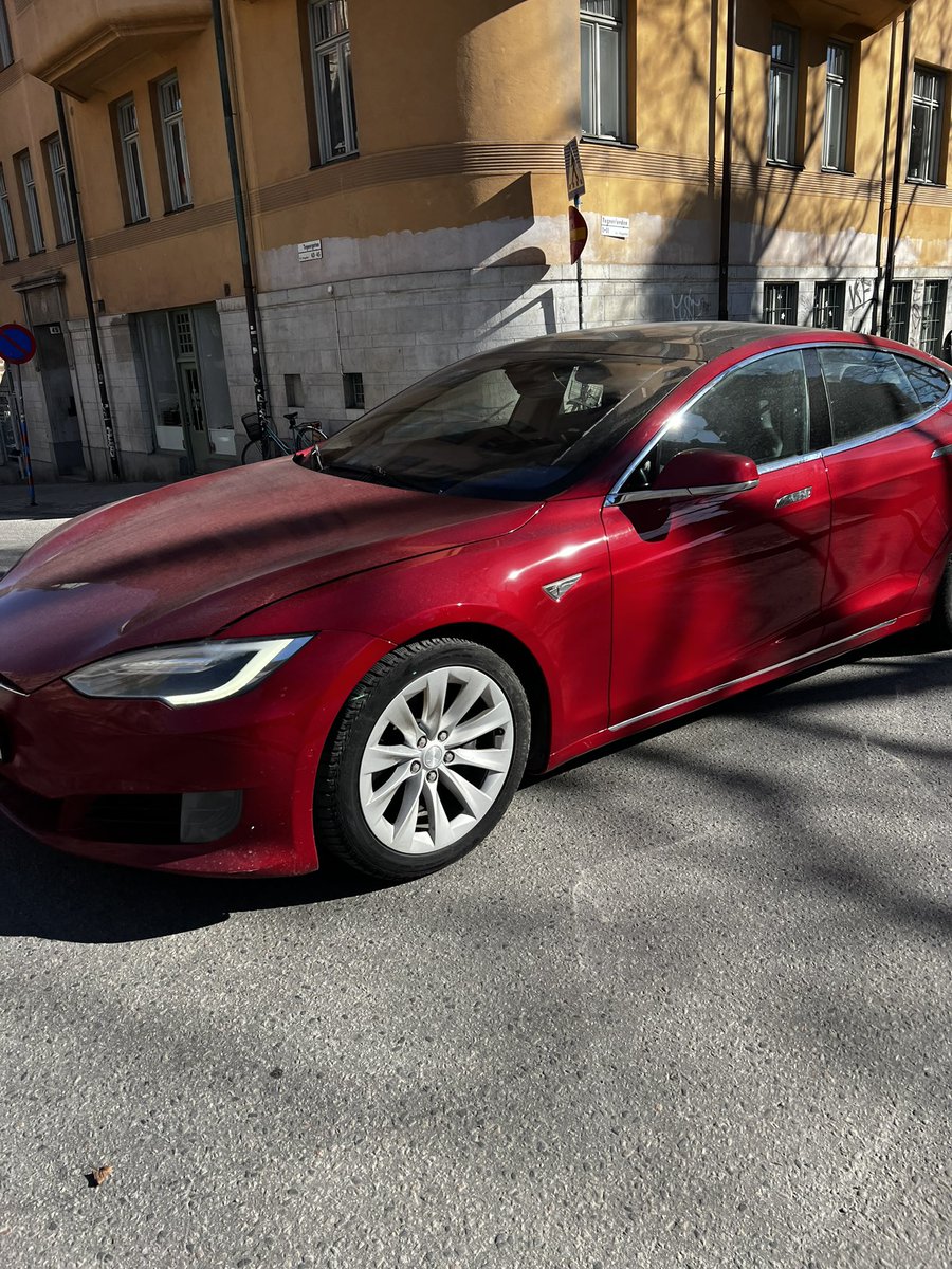 Nats kaastunne Tesla juhte vaadata