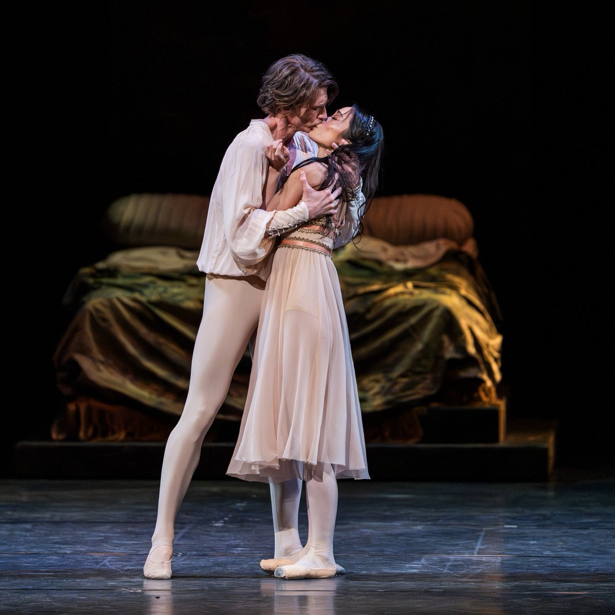 rbo_org's tweet photo. Timeless love on the silver screen 💕 

This evening, The Royal Ballet's breathtaking production of Kenneth MacMillan's Romeo and Juliet will be screened live from our stage to cinemas around the world.

🍿Find a cinema near you: https://t.co/i00edu3rS1 https://t.co/nglpCus5hm