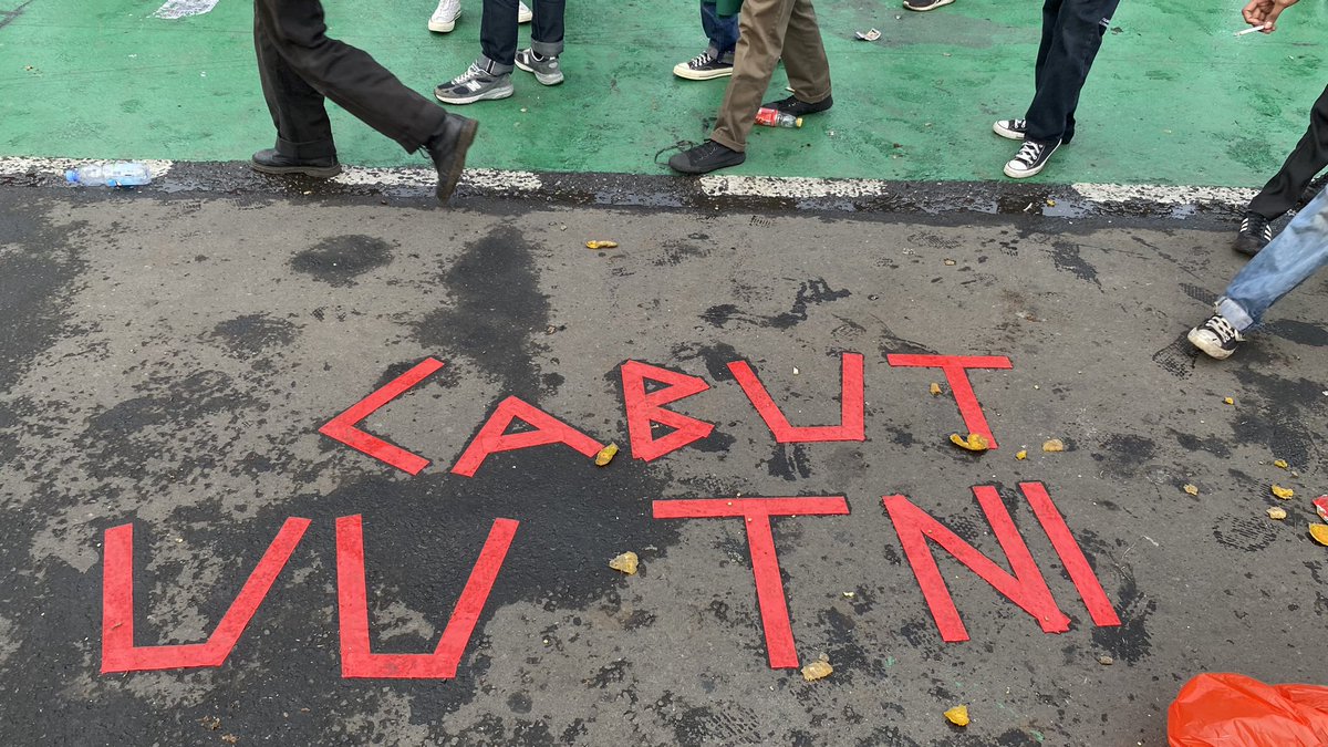 senyuminajbrayy's tweet image. Semakin takut dan muak jadi WNI, tapi kalau bukan kita yang melawan lalu siapa lagi?

#TolakRUUTNI
#TolakRevisiUUTNI
#PeringatanDarurat 
#IndonesiaGelap
#TolakDwifungsiABRI