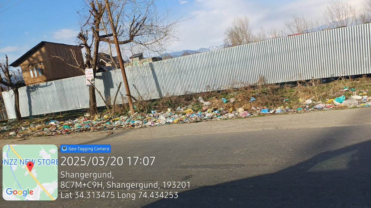 syed_owise's tweet photo. While travelling from Sangrama to Seelu, I noticed huge waste hotspots along the highway, posing a serious threat to the environment and public health. @dcbaramulla, kindly intervene and take immediate action  @DCBaramulla @mission_sbm @MantashaBRashid https://t.co/s6lscoQMR8