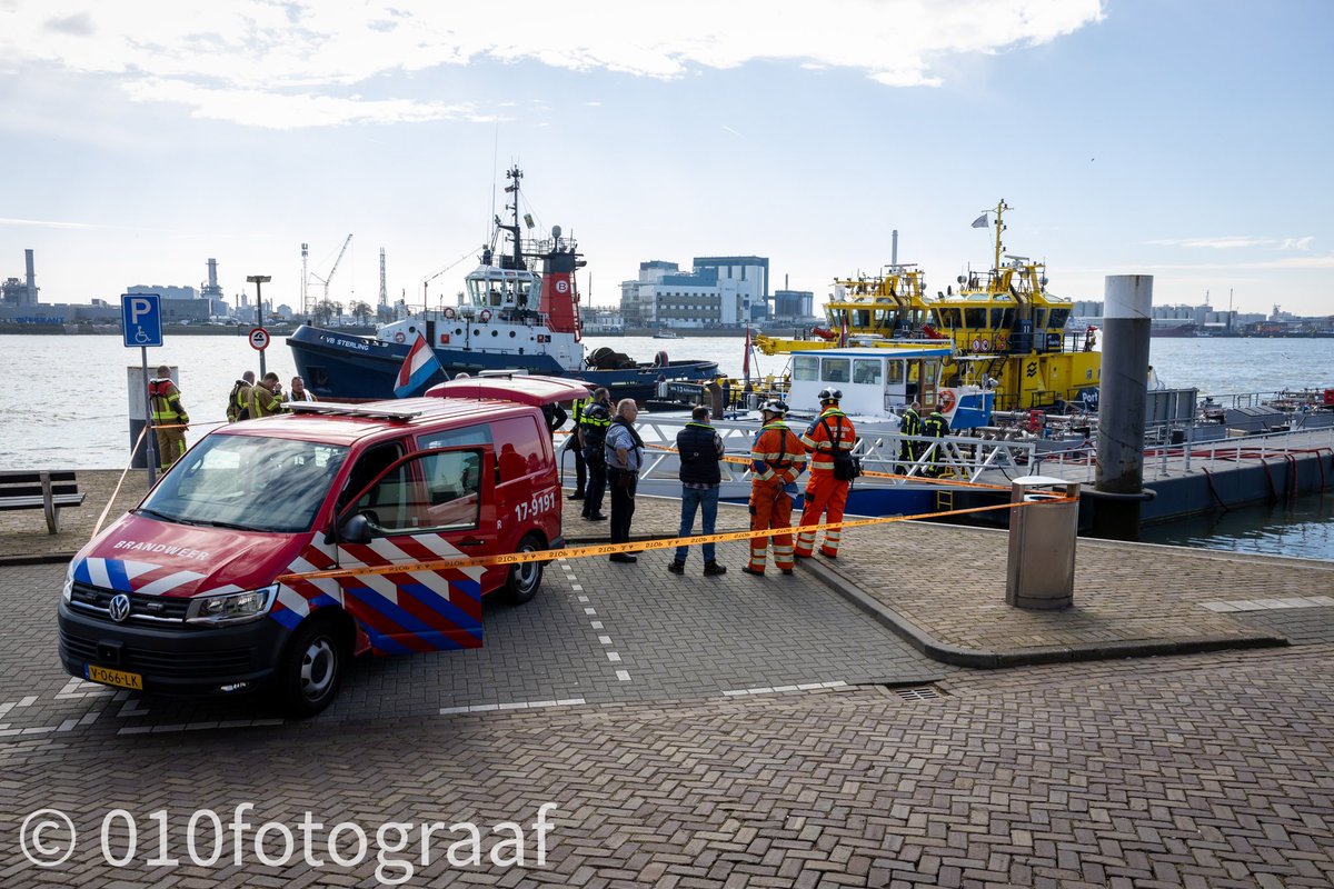 Een tankschip maakt water op de Nieuwe Maas bij Vlaardingen. Het schip is geladen met eetbare oliën. De Havendienst en de brandweer proberen met pompen te voorkomen dat de tanker zinkt.