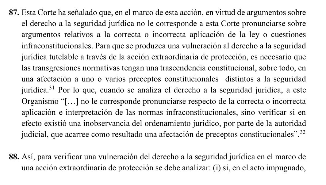VeronicaLHM's tweet photo. 🔵Si consideras que en un proceso judicial se afectó la seguridad jurídica y vas a plantear una acción extraordinaria de protección, debes tener en cuenta lo siguiente:

🔹#LaCortedice que, para que se produzca una vulneración al derecho a la seguridad jurídica tutelable a través de la acción extraordinaria de protección, es necesario que las transgresiones normativas tengan una trascendencia constitucional, sobre todo, en una afectación a uno o varios preceptos constitucionales distintos a la seguridad jurídica. 

🔹Por lo que, cuando se analiza el derecho a la seguridad jurídica, a la CC no le corresponde pronunciarse respecto de la correcta o incorrecta aplicación de la ley o cuestiones infraconstitucinales, sino verificar si en efecto existió una inobservancia del ordenamiento jurídico, por parte de la autoridad judicial, que acarree como resultado una afectación a preceptos constitucionales.

🔹Así, para verificar una vulneración a la seguridad jurídica en el marco de una AEP se debe analizar: 

i) si, en el acto impugnado, existe una inobservancia del ordenamiento jurídico, y

ii) si esa inobservancia acarreó como resultado la afectación de otro precepto constitucional. 

🔺Ahora, la Corte ha determinado que, en supuestos específicos, no es necesario hacer este análisis. 

▶️Por ejemplo, cuando lo que se cuestiona es la aplicación de una norma derogada, la Corte ha determinado que no es necesario analizar si esa aplicación acarreó como resultado la afectación de un precepto constitucional distinto a la seguridad jurídica “toda vez que se genera una transgresión al estatus o situación jurídica de las personas, quienes no pueden prever las consecuencias de sus acciones o exigir el cumplimiento de sus pretensiones”. 

▶️Esto, considerando además que, “la aplicación de una norma que no se encuentra vigente genera desconfianza frente a un ordenamiento que no es claro, previo y público y trae como consecuencia un escenario de ilegalidad en el que siempre se comprometen derechos y preceptos constitucionales”. 

🔺En otro supuesto, como en la sentencia 956-15-EP/21, la Corte consideró que no era necesario analizar la afectación a otro precepto constitucional al conocer un caso en el cual se modificó, en la fase de ejecución, los términos de una sentencia. 

▶️Para la Corte, esta actuación evidenció por sí sola la modificación injustificada de una situación jurídica, sin contar con un procedimiento regular previamente establecido.

Sentencia No. 515-20-EP/24
Jueza ponente: Dra. Daniela Salazar Marín