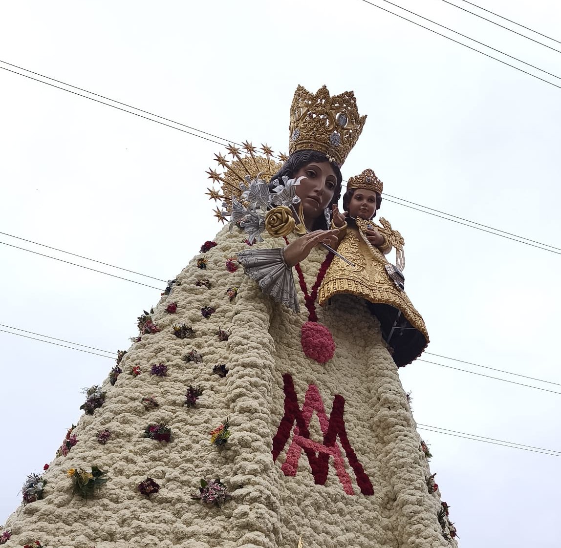 AjuntamentVLC's tweet image. 💐Encara no has contemplat el resultat de l'#Ofrena25? 
🌷Les flors de falleres i fallers i el treball dels vestidors han deixat a la Mare de Déu👑 amb un mant preciós homenatge a les víctimes de la #DANA i voluntaris
🗓️Exposat fins dilluns, que començarà la retirada. 
#Falles25