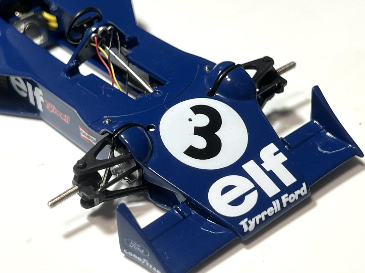 0923Model's tweet photo. #マルイ #Tyrrell007
ところでこのキットはフロントのディスクの位置が間違っていてボディ側にイモ付けすることになってます。ユニバーサルジョイントが必要ですね笑笑
ベルクランク部のカウルの膨らみも形状が違いますがまあ味ということで。プッシュロッドを追加しました。 https://t.co/zkCVpyndQS