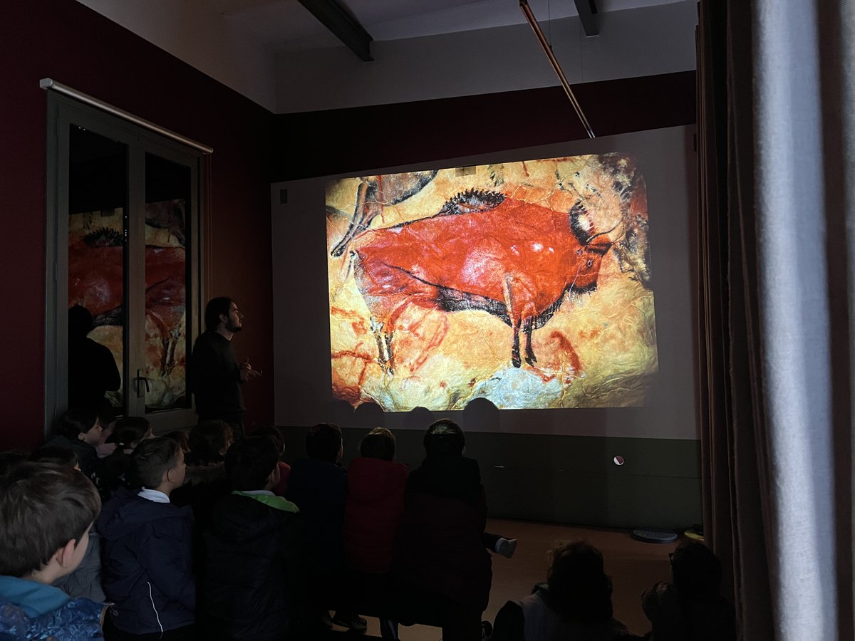 EscolaDuraniBas's tweet photo. SORTIDA 2n!🏦
Avui recordem la visita de 2n al Museu de Balldovina, a Santa Coloma de Gramenet. Aquesta sortida va ser una autèntica immersió en la prehistòria, on van aprendre de primera mà com vivien els nostres avantpassats. Van gaudir i aprendre molt! https://t.co/s0y5TGIoDP
