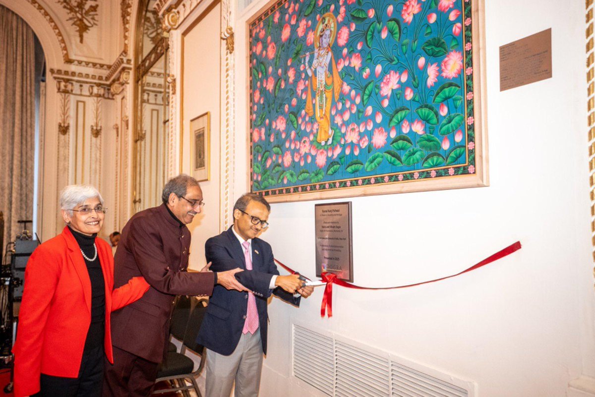 dograartfoundn's tweet photo. Dogra Art Foundation gifted a beautiful Pichwai painting to the Indian Consulate in New York, in the presence of Consul General Binaya Srikanta Pradhan. 
@IndiainNewYork @MEAIndia @IndianEmbassyUS @IndianDiplomacy @binaysrikant76 https://t.co/qNEiLG7guh