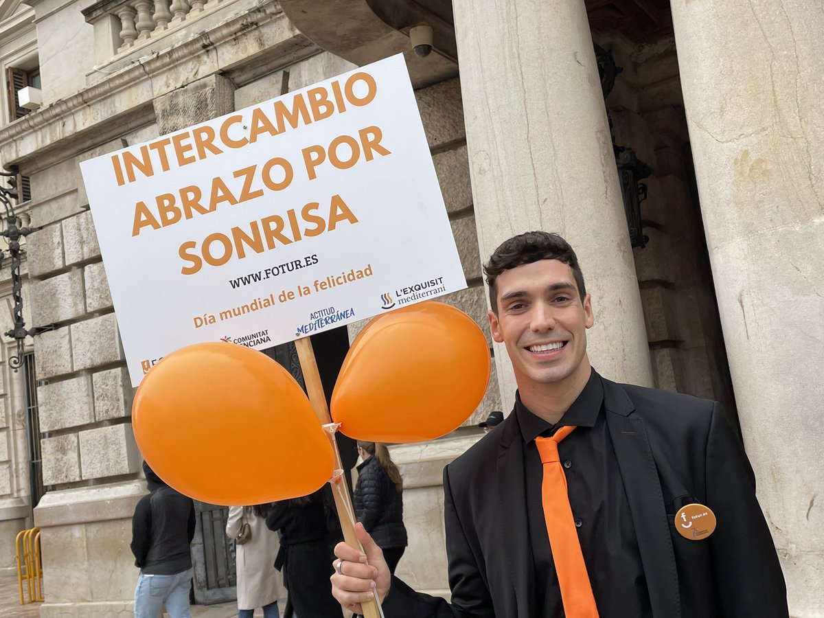 En <a href="/AjuntamentVLC/">Ajuntament València</a> celebramos el #DiaInternacionaldelaFelicidad con <a href="/FoturValencia/">Fotur Cv</a> y <a href="/ONCE_oficial/">ONCE</a> para poner en valor el turismo, un sector estratégico para #Valencia 
Nuestro compromiso es impulsar un turismo sostenible y de calidad que beneficie a visitantes y vecinos.