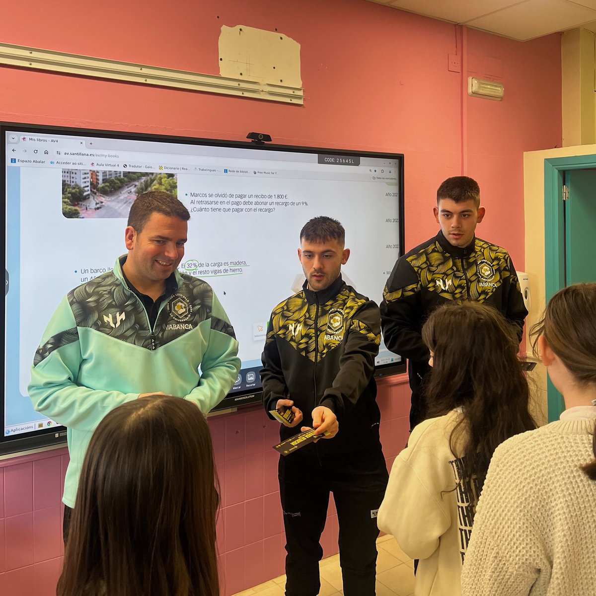 🥰 Hoxe visitamos o CEIP Luis Pimentel para repartir entradas para o #LugoSalaLevante do sábado ás 20:00 H no Municipal. 

👏 Os xogadores <a href="/Yerinho_/">Yerai</a> , <a href="/YagoTenreiro/">yago tenreiro</a> e o adestrador <a href="/Guillemart89/">Guillermo Martínez</a> firmaron autógrafos e contestaron ás preguntas d@s nen@s do colexio! 

#ViaxaconNós