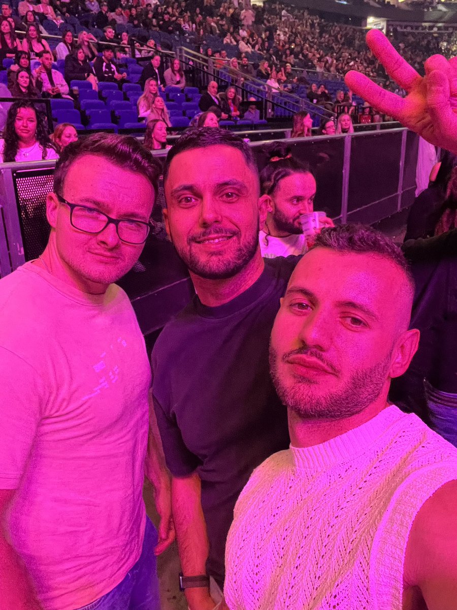 angeldonchev's tweet photo. @maluma in London ✌🏻🤩 #maluma #prettydirty #music #o2 #concert https://t.co/6DO2Yaivkt