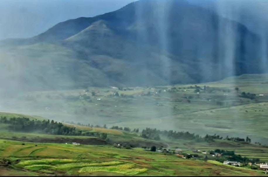 Rain brings Lesotho to life! The mountains glow, waterfalls roar, and valleys turn lush green. Nature’s beauty is on full display in the Kingdom in the Sky! Who’s ready to explore? #TselaTours #Lesotho #RainInLesotho #KingdomInTheSky #NatureMagic

📸 Alice Mpeshe