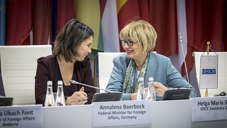 Hier war Helga Schmid noch meine BFF.

Jetzt ist die Zicke neidisch, weil ich ihren Traumjob habe. Feministische Außenpolitik kann hart sein!