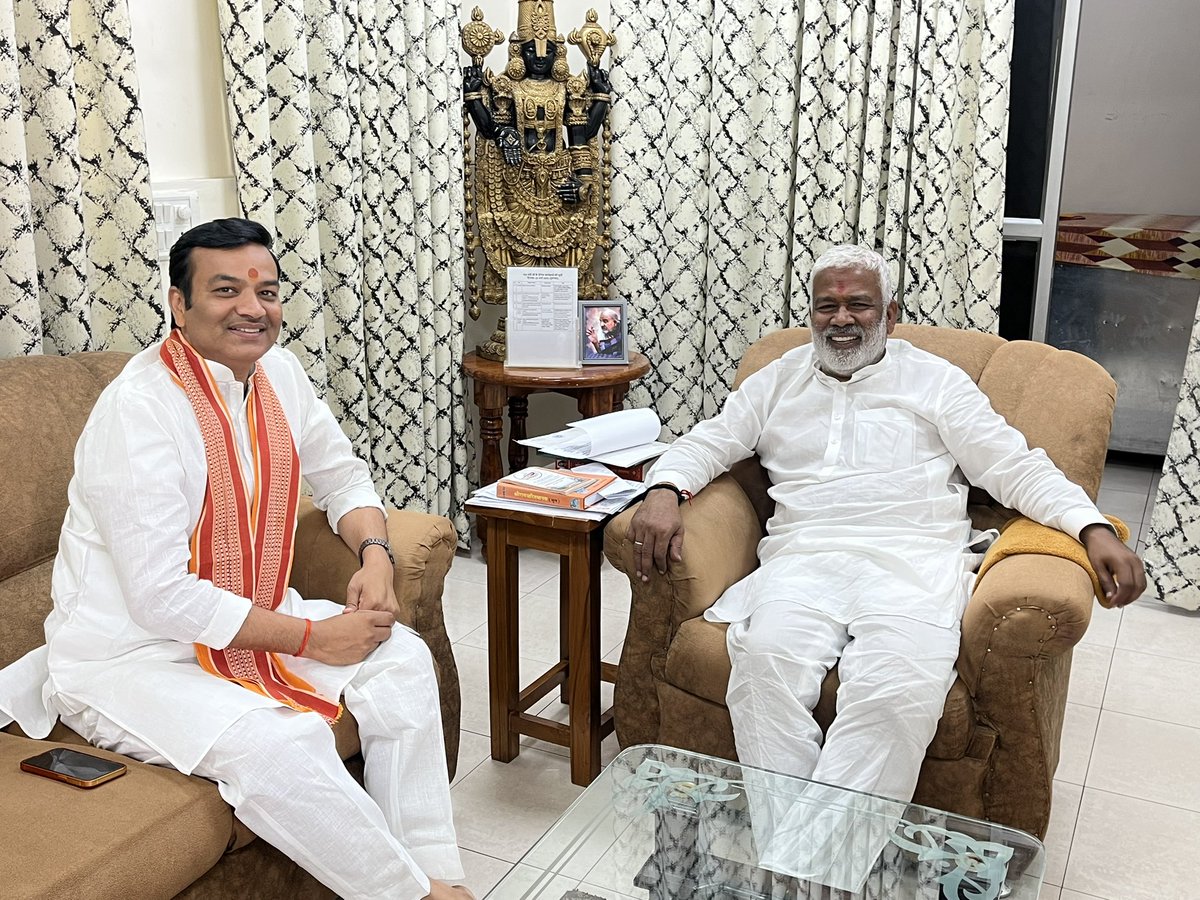 अपने अभिभावक पूर्व प्रदेश अध्यक्ष भाजपा, उ. प्र. सम्प्रति मा. जल शक्ति मंत्री आदरणीय श्री स्वतन्त्र देव सिंह जी से उनके शासकीय आवास पर शिष्टाचार भेंटकर आशीर्वाद व मार्गदर्शन प्राप्त किया ।

समय व सानिध्य प्रदान करने हेतु माननीय जी का बहुत-बहुत आभार एवं धन्यवाद।
<a href="/swatantrabjp/">Swatantra Dev Singh</a>