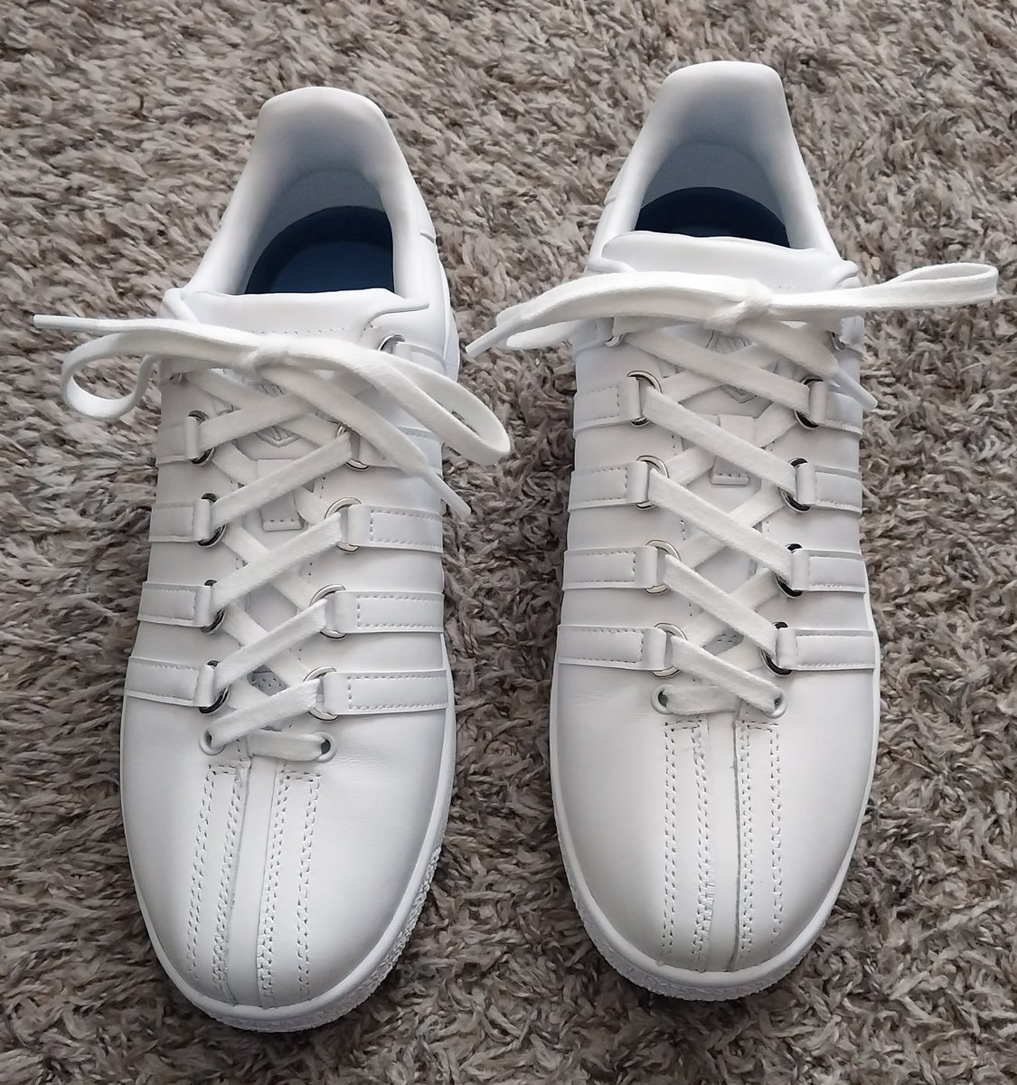 profshoelace's tweet image. Today's shoe lacing photo was contributed by Tino B. in Feb-2025. White K-Swiss Classics laced with white “Double Helix Lacing”.
Third of twelve lacing methods on Tino's various sneakers, shoes and boots.
#white #kswiss #classic #sneakers #doublehelixlacing #doublehelix