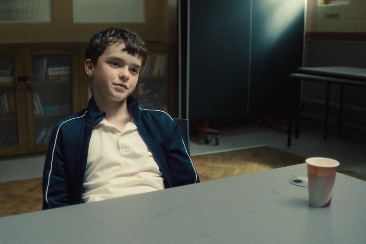 Porno, çocuk zihnini paramparça eder!

NETLFIX'te "Adolescence" (Ergenlik) adında yeni bir dizi tüm dünyayı kasıp kavuruyor. Size dizinin ilk bölümünü özetlemeye çalışacağım ve üzerin kendi yorumumu dahil edeceğim.

13 yaşındaki Jamie, İngilterede orta sınıf bir işçi ailesinin