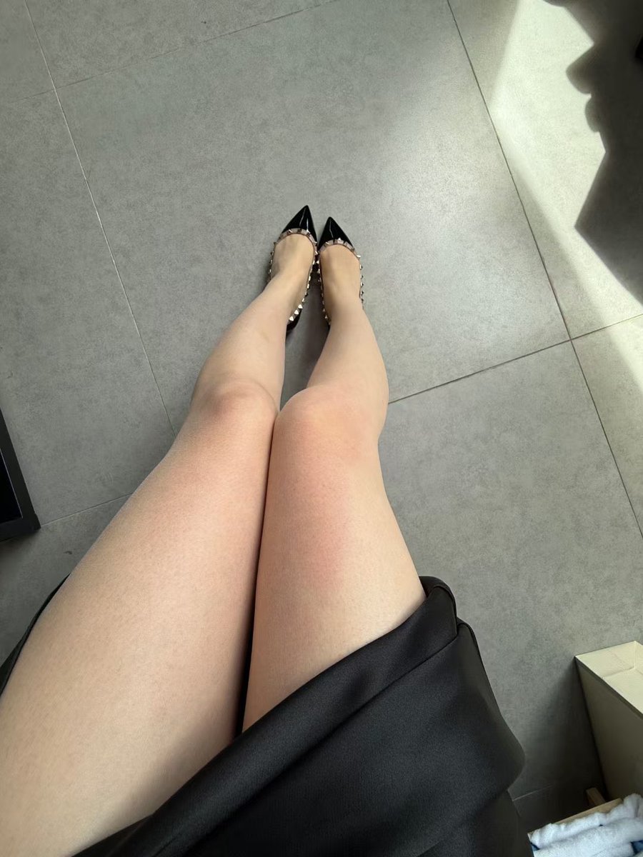 be477009's tweet photo. 姐姐的腿好看吗？
从上往下，从大腿根摸到脚尖好嘛 https://t.co/ruMZIDfxmU