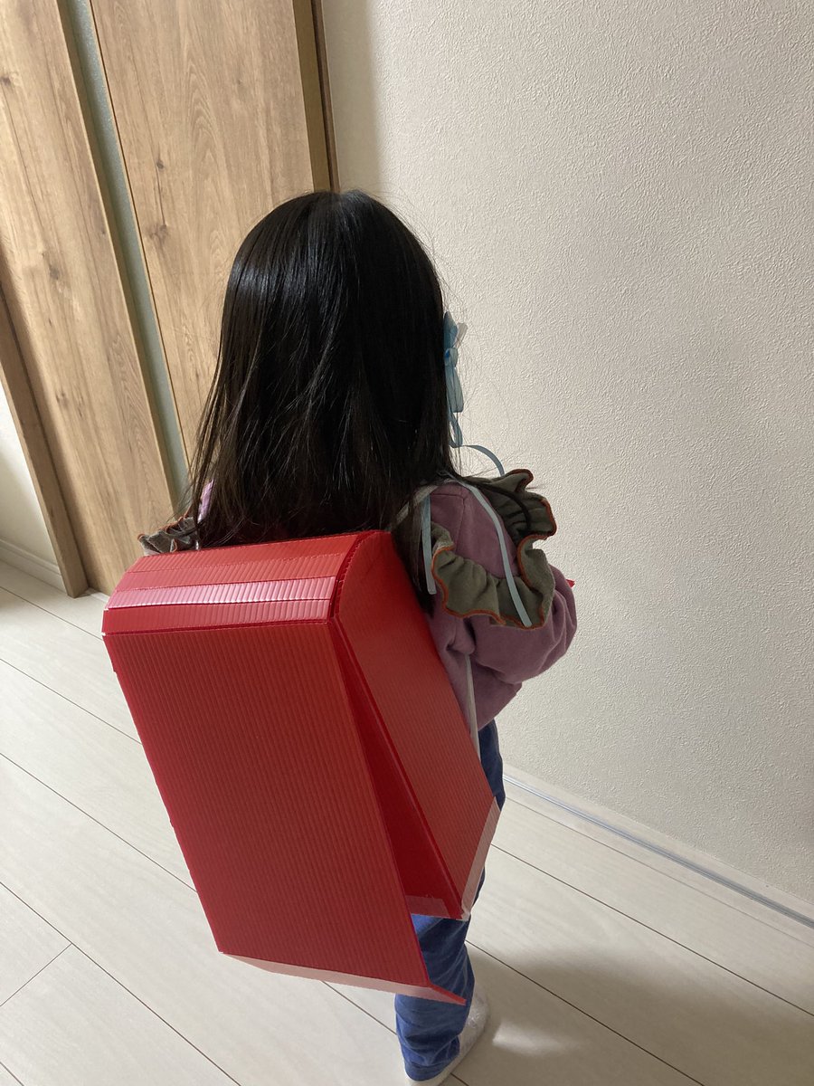 年子の姉がランドセルを
買いに行くのに
一緒に着いて行ってから
自分も欲しいと言って
寂しそうにしてたので
ランドセル作りました😂

来年、ちゃんとしたやつ
買うからそれまで
これで我慢しててな！笑