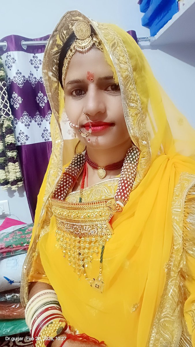वो श्रृंगार भी करती है.. वो इतिहास भी रचती है,हर परिस्थिति में धैर्य रखती है..
मानो तो फूल है मानो तो अंगार भी... ये स्त्री है
जो अपने भीतर एक जीवन को रचती.....