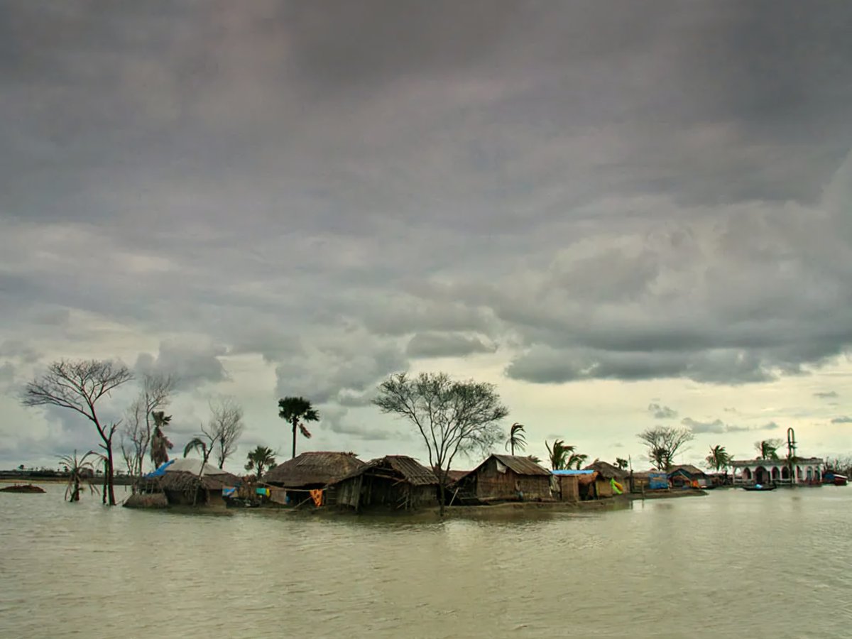 UNinBangladesh's tweet photo. As extreme weather events increase, 🇧🇩 is boosting capacity to handle climate-induced hazards through early warning systems &amp; anticipatory measures, while investing to tackle underlying risks, build resilience &amp; strengthen national capacities.

 🔗https://t.co/PZEROu9pvG https://t.co/VDwZLos4DI
