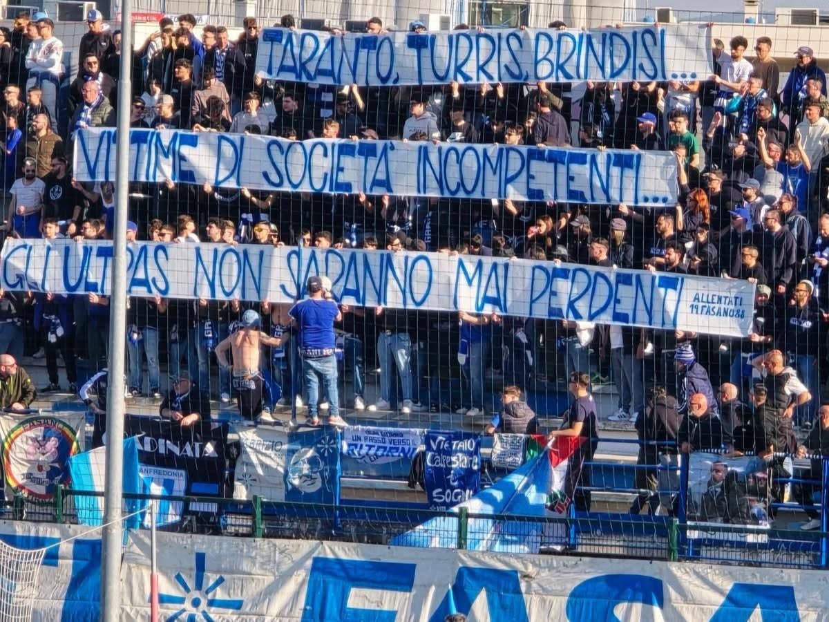ultras1899_'s tweet image. Fasano - Brindisi #CurvaSud #Fasano au soutien des #ultras dont les clubs sont menacés de faillite - Serie D (09.03.25)