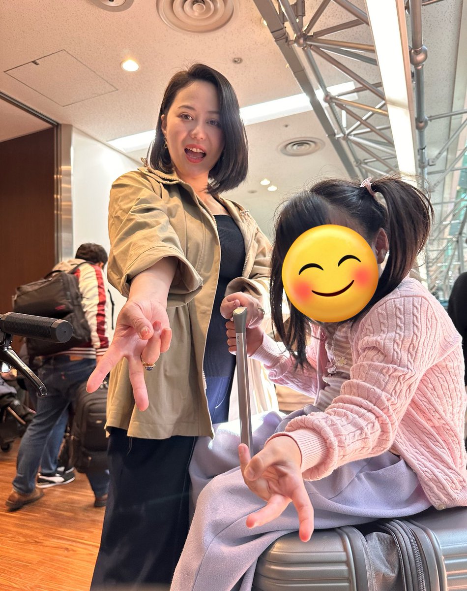 難燃タウンジャケットにストレッチデニムライクパンツに首延長ニットで