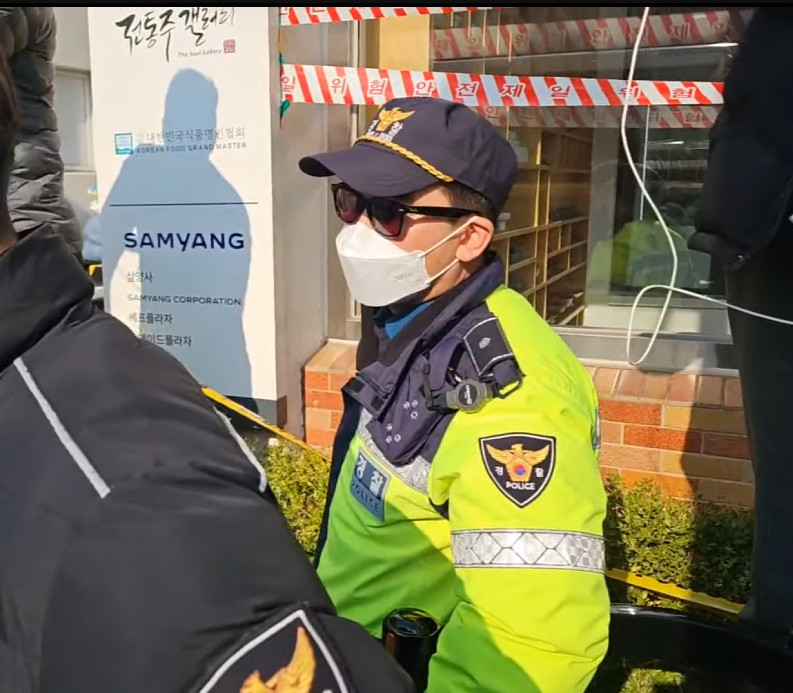Patriot_KR's tweet photo. 진짜 중국공안이 들어와있는게 확실시 되는 순간입니다.
신원조회로 확인한 경찰은 지금 강원경찰청 본인자리에 앉아있다고 합니다.
그럼 저 사람은 누구?
진짜 심각합니다.
널리 알려주세요! https://t.co/dD1P25bkgZ