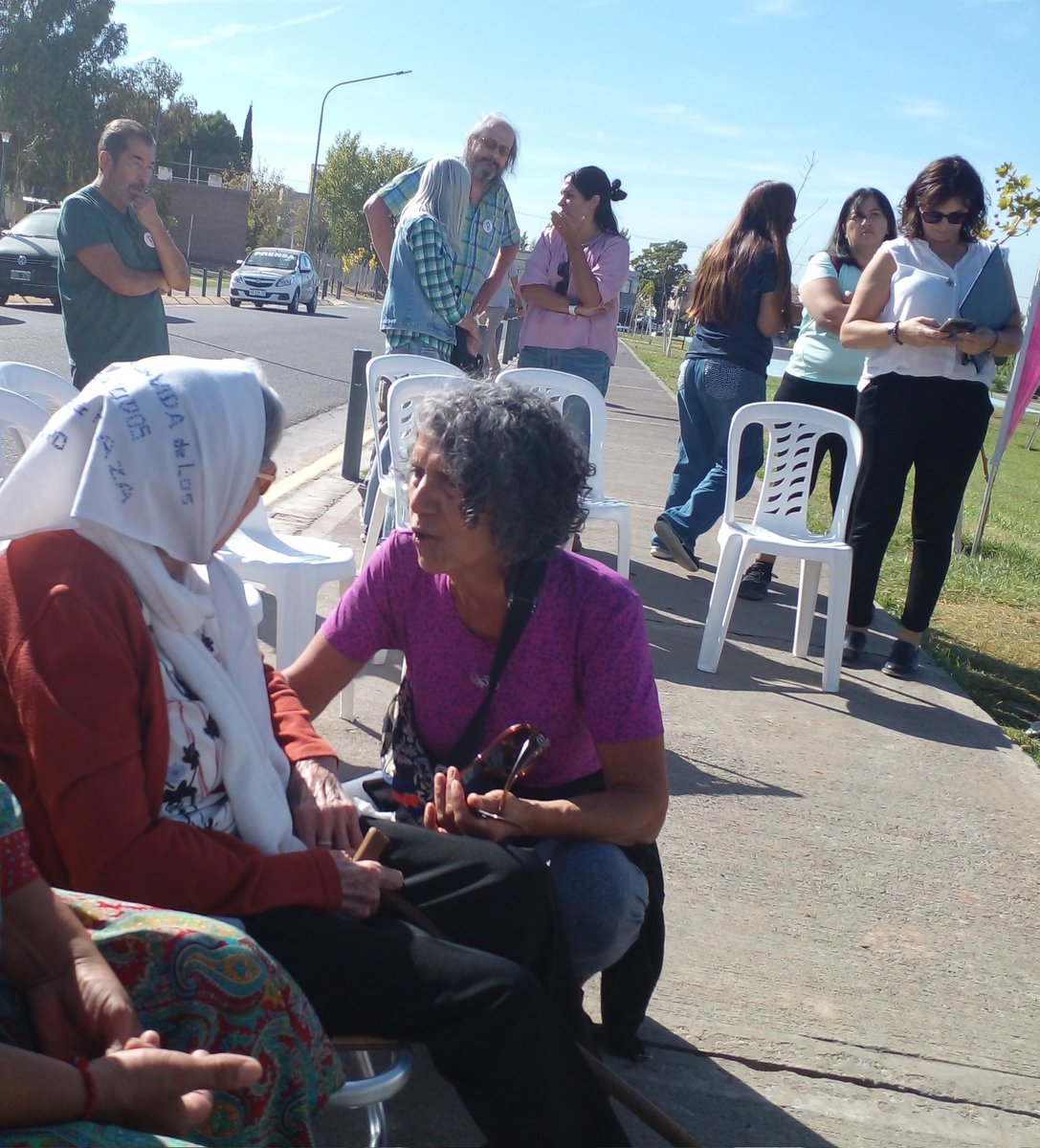 ShirleyHerreros's tweet image. #Neuquén una calle interna del Parque Jaime De Nevares se llama desde diciembre, #MadresdePlazaDeMayo filial Neuquén y Alto Valle
⚪ se instaló alli un nuevo hito de la ciudad, aunque aún falta  la señalética del pasaje.
En "nombre de Inés y mío" #Lolin Rigoni aceptó el homenaje