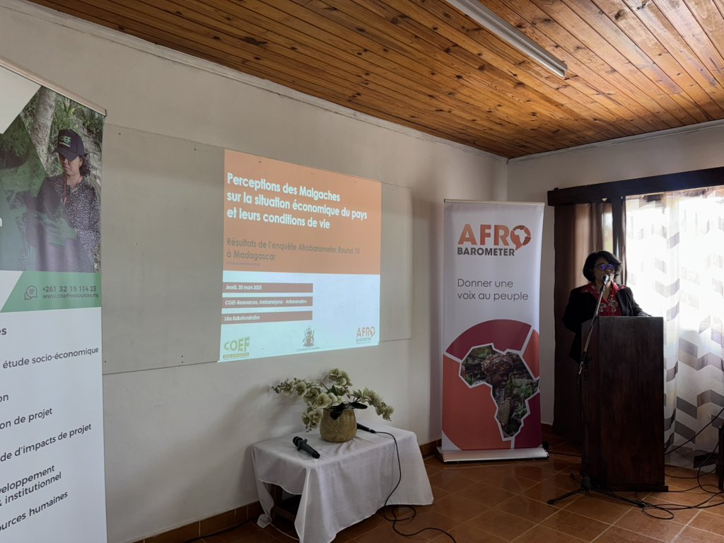 DanIbery's tweet photo. Happening now! 🎤 @CoefRessources shares findings on Malagasy views on the economy and living conditions. It’s not all gloom—31% of citizens believe #Madagascar’s economic conditions will improve in the next 12 months.

#VoicesAfrica #Madagascar #Economy https://t.co/4AJGgzB96m