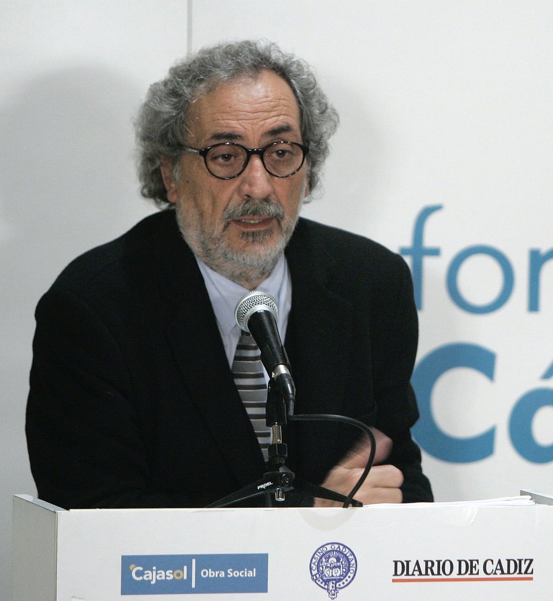 Se llama José Chamizo y fue designado por el PSOE como defensor del pueblo en Andalucía. Ferviente defensor de la inmigración y de los derechos de los inmigrantes, ha sido detenido por la policía acusado de haber abusado sexualmente de 3 menores marroquíes.