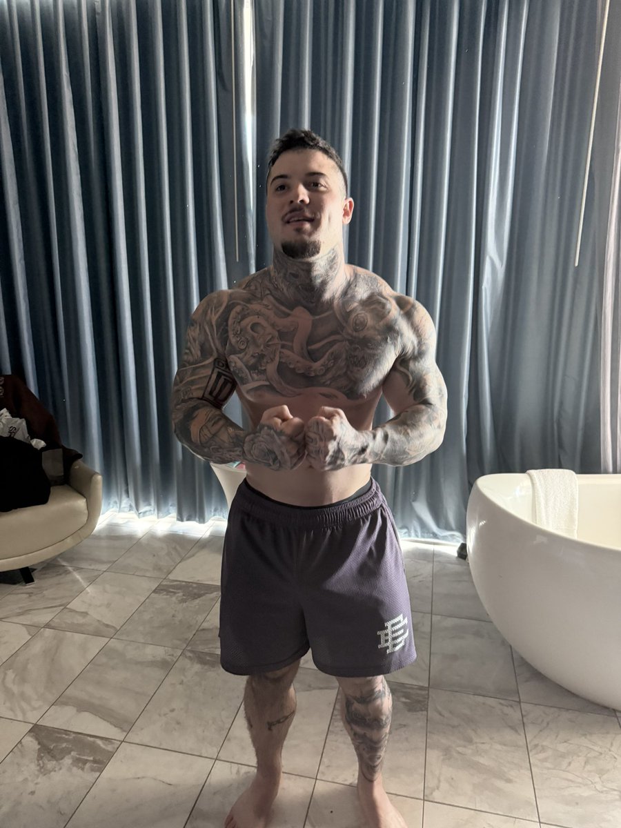 Hotel morning thickness check🥰