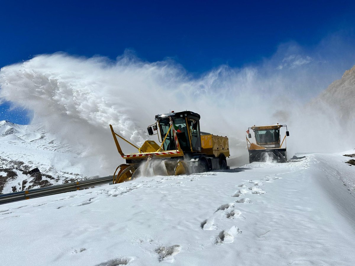 prodefleh's tweet image. #Borderroads
Snow Clearance Operation commenced by Project HIMANK on Strategically Important Leh-Manali Highway to restore connectivity between Ladakh and Himachal Pradesh.
#DeshKaBro_BRO
#SnowClearance_NH03
@BROindia,@lg_ladakh
@LAHDC_LEH
@SpokespersonMoD