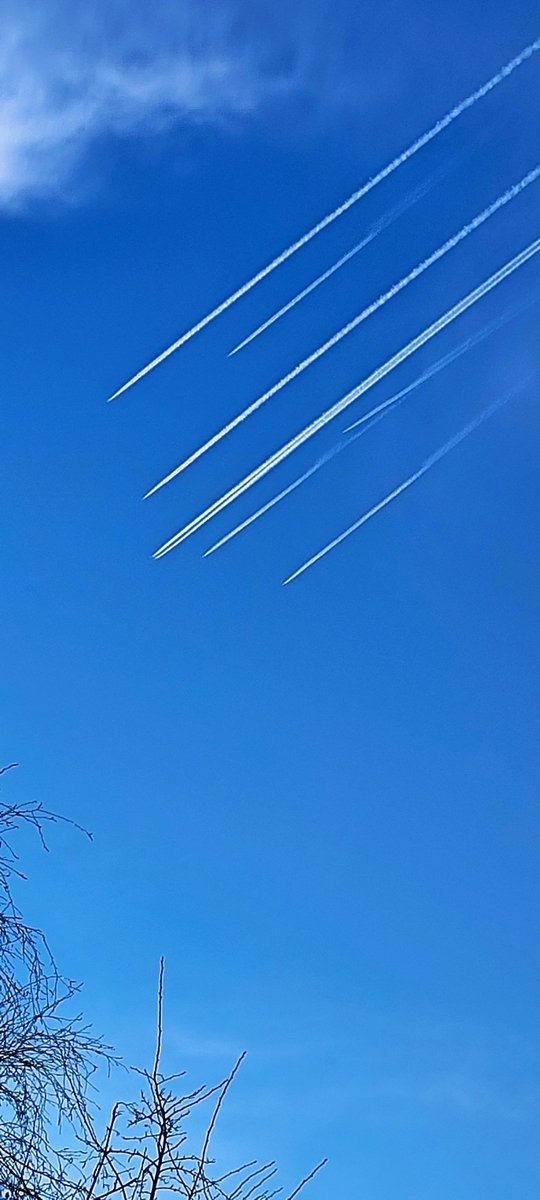 PolishMilRadar's tweet photo. Mamy wizualne potwierdzenie znad Holandii i Polski, że wraz z pierwszym tankowcem KC-135R #USAF #HOBO10 leciało sześć myśliwców
Fot. 1. Djulian Witte / 2. @Mateusz08579126 https://t.co/yhGbNe5ELy