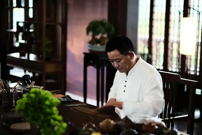 DiscoverYixing's tweet photo. Big congrats🥳! Two #Yixing artisans specializing in purple clay pottery🌟have been recognized as #ICH inheritors at the national level🤗. With this honor, the city now boasts a total of seven national-level ICH representatives. #purpleclaypottery #Zisha #HappyCity #YixingCulture https://t.co/uNXJMqDr6E