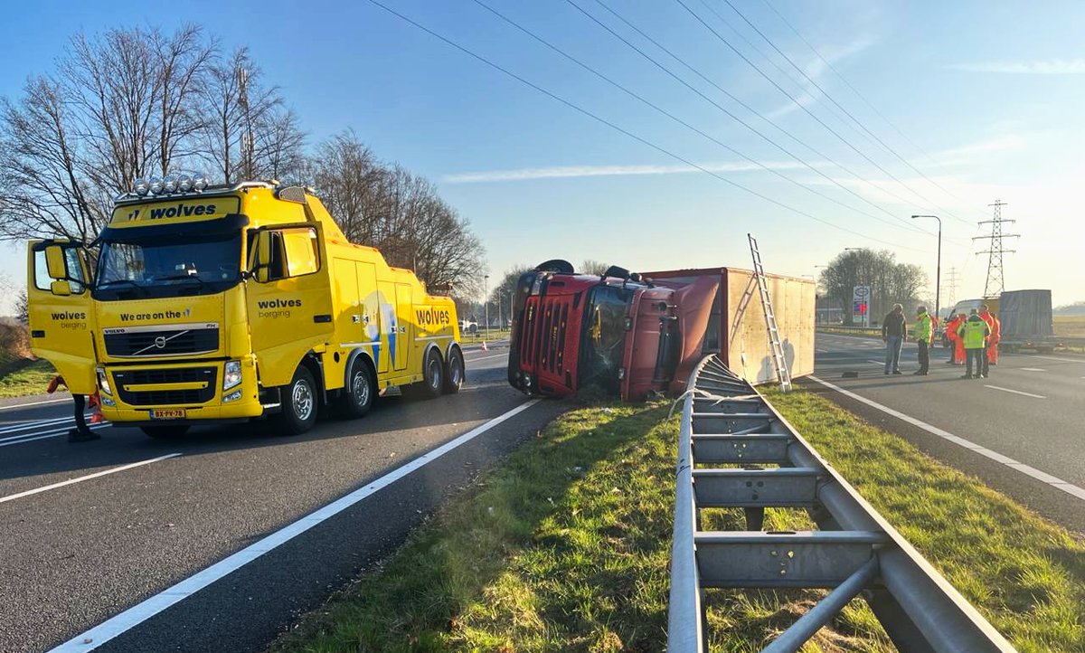 Vrachtwagen met koeien kantelt op A18