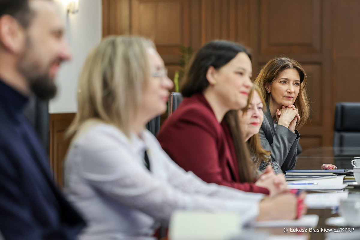 NRR_KPRP's tweet photo. 👥 Temat ostatniego spotkania Rady ds. Społecznych związany był ze skierowaniem do Sejmu przez Prezydenta RP Andrzeja Dudę projektu nowelizacji ustawy o realizowaniu usług społecznych przez centrum usług społecznych.

➡️ https://t.co/kGrXc2lmT4 https://t.co/ectLAhvtJ1