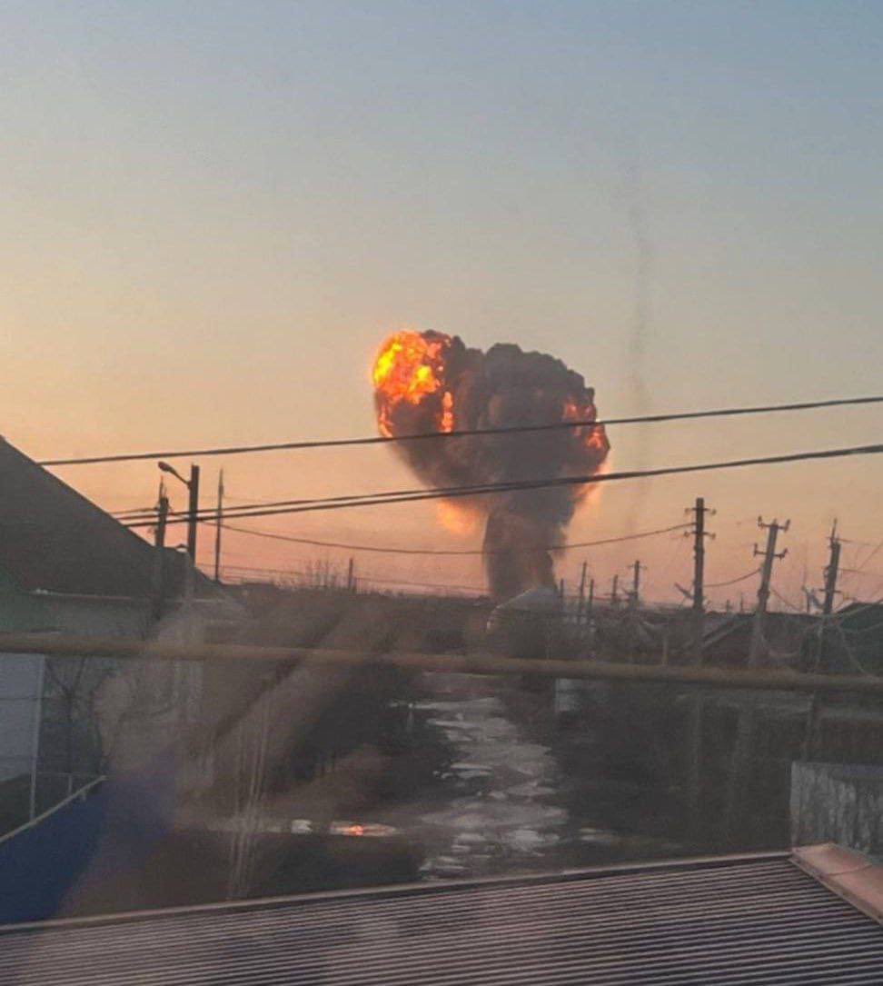 kozako01's tweet image. #Ucrania 

          ‼️I M P O R T A N T E ‼️

Hoy fue atacado el aeródromo de #Engels, #Rusia donde tienen base los bombarderos estratégicos.

Objetivos alcanzados, se observa detonación secundaria después de los impactos. En total, el Ministerio de Defensa ruso anunció que se