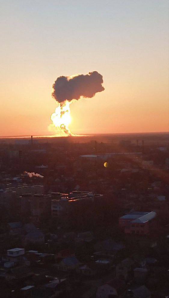 kozako01's tweet image. #Ucrania 

          ‼️I M P O R T A N T E ‼️

Hoy fue atacado el aeródromo de #Engels, #Rusia donde tienen base los bombarderos estratégicos.

Objetivos alcanzados, se observa detonación secundaria después de los impactos. En total, el Ministerio de Defensa ruso anunció que se