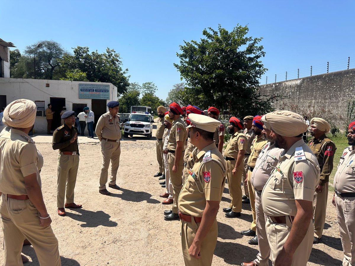 RupnagarPolice's tweet photo. Today,  Rupnagar Jail was thoroughly searched by District Police Rupnagar in-coordination with the Jail department.

#JailChecking https://t.co/A5l7sbEz4i