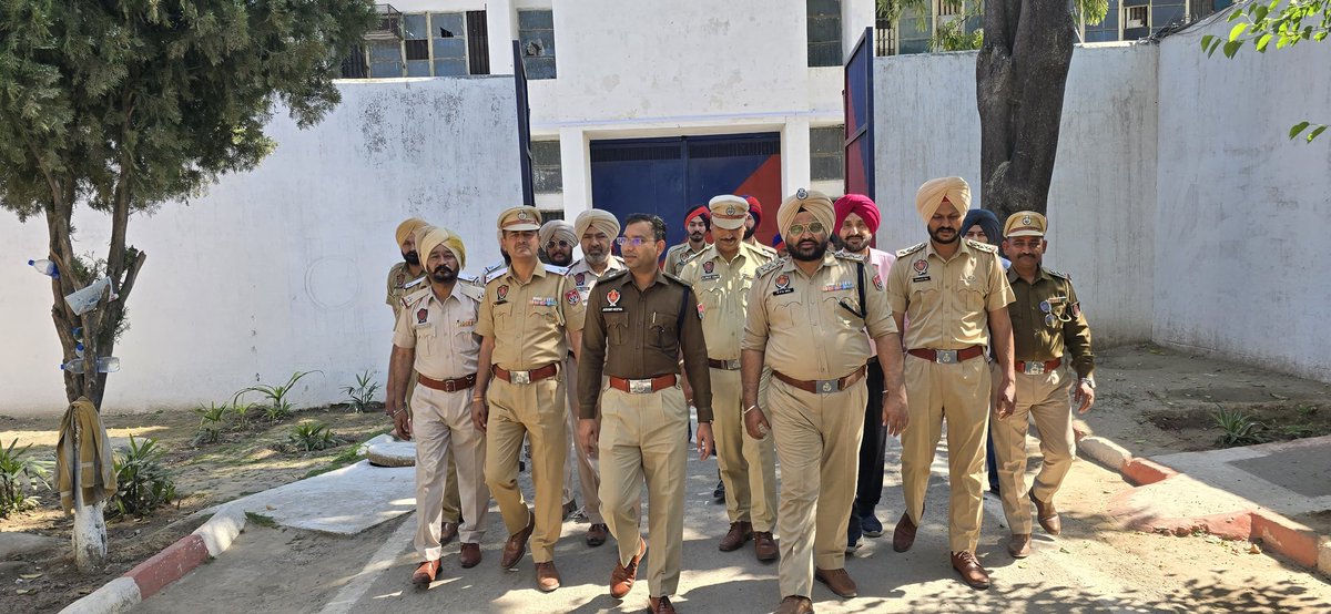 RupnagarPolice's tweet photo. Today,  Rupnagar Jail was thoroughly searched by District Police Rupnagar in-coordination with the Jail department.

#JailChecking https://t.co/A5l7sbEz4i