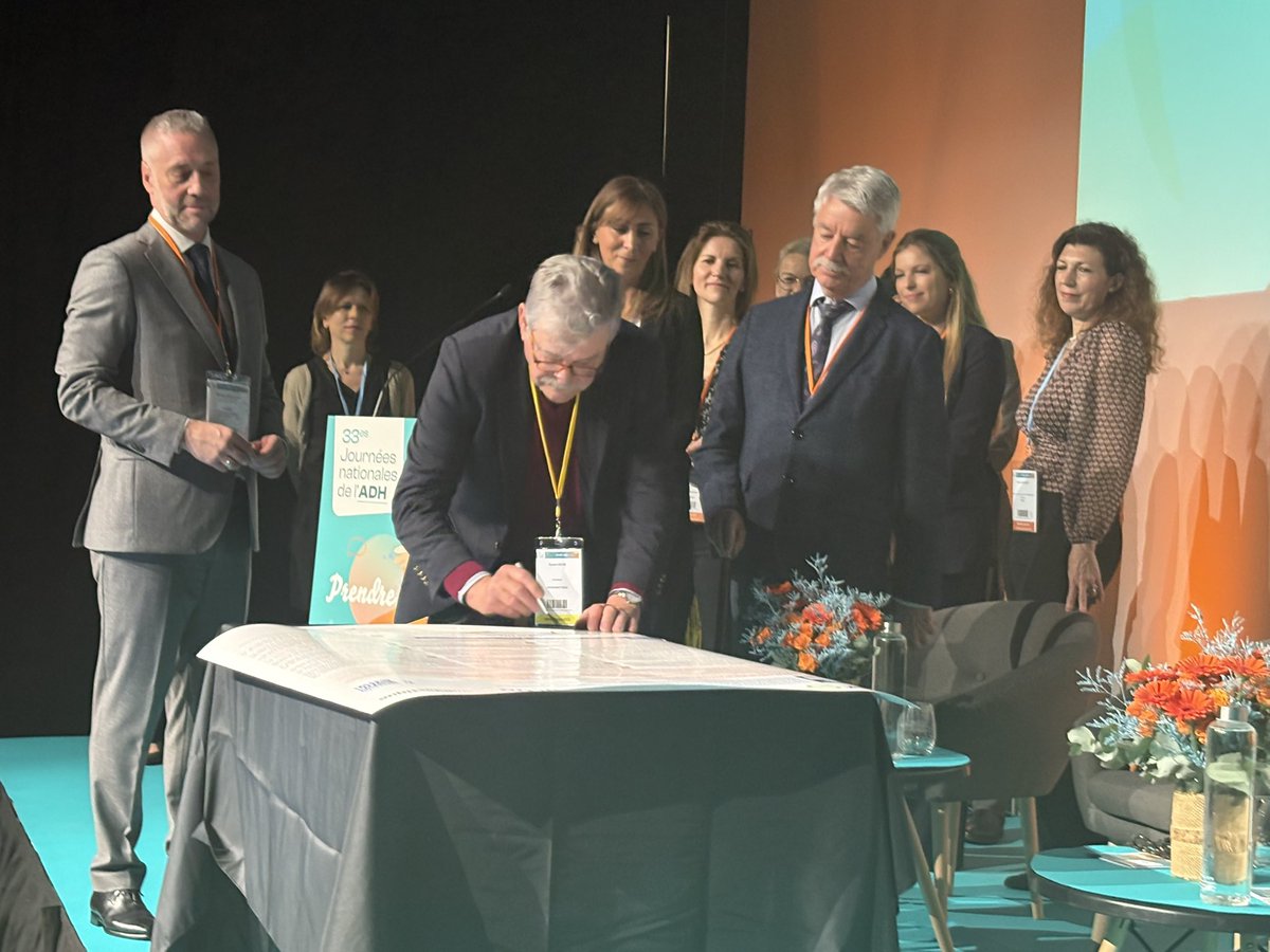 #JournéesADH2025 | Un engagement fort pour l’accès aux soins des personnes en situation de handicap

À l’occasion de l’ouverture de ses 33es Journées #PrendreSoin, l’Association a signé la Charte Romain Jacob, en présence de Pascal Jacob. Cette signature marque une volonté