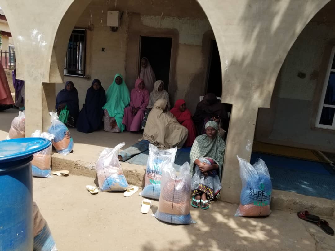 Sure4u_'s tweet image. On Saturday 16th of March, SURE4U led by our Founder & CEO @babandedemb, and represented by the PM and HRO, distributed food items to 20 (12 males & 8 females) vulnerable at a Mosque in Nyanya, FCT donated by a member of the Board of Trustees of the Organisation.