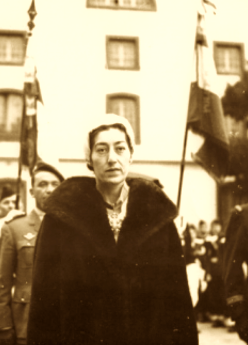 Paris. Manif interdite du 11 novembre 1940. La police l'arrête et...l'aide à s'enfuir. L'étudiante de 17 ans de se vouer entièrement à la Résistance. Le 20 mars 1944 c'est la Gestapo qui l'arrête,la torture,la déporte.Mais Anne-Marie Krug-Basse servira encore longtemps la France.